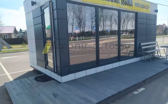 Тонровка стекол модульного дома