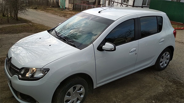 Полоска на лобовое стекло авто